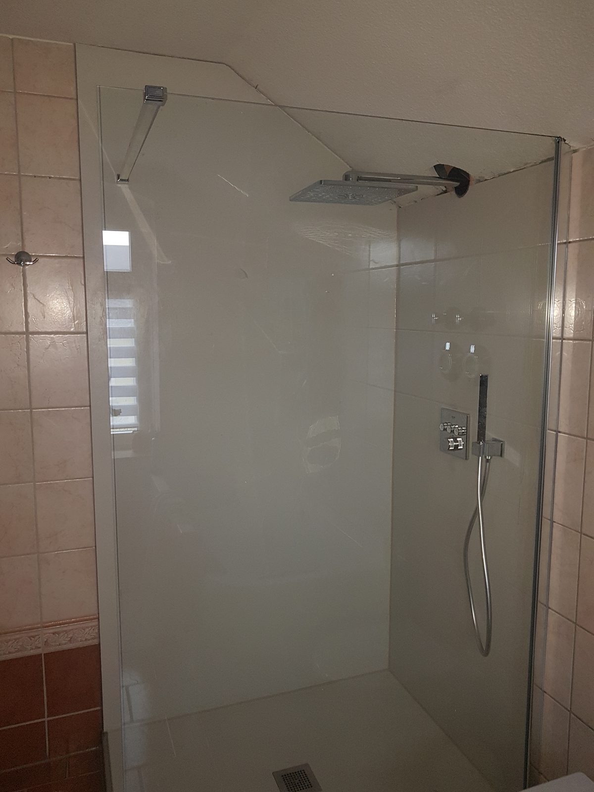 Fertig sanierte Dusche mit Wedi-Element und neuer Verfliesung
