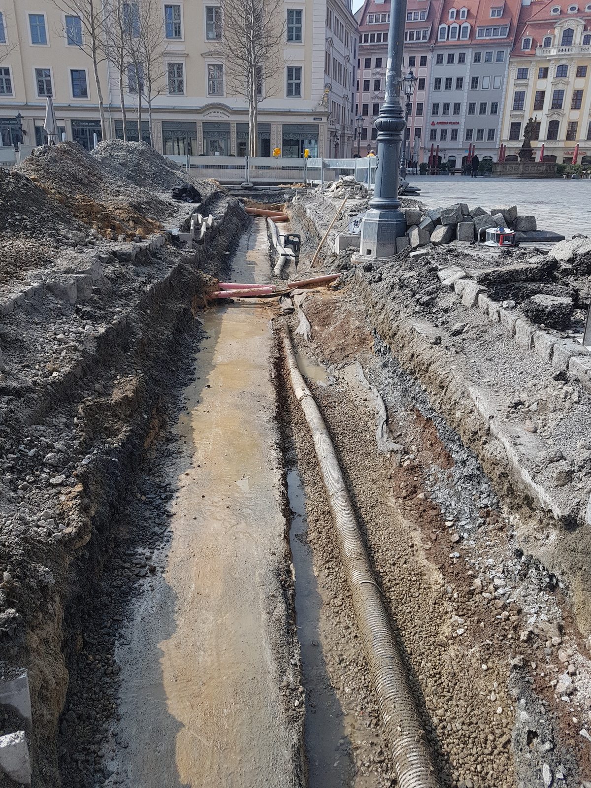 Geöffneter Streifen über der Tiefgarage am Neumarkt Dresden, vorbereitet für die Abdichtung