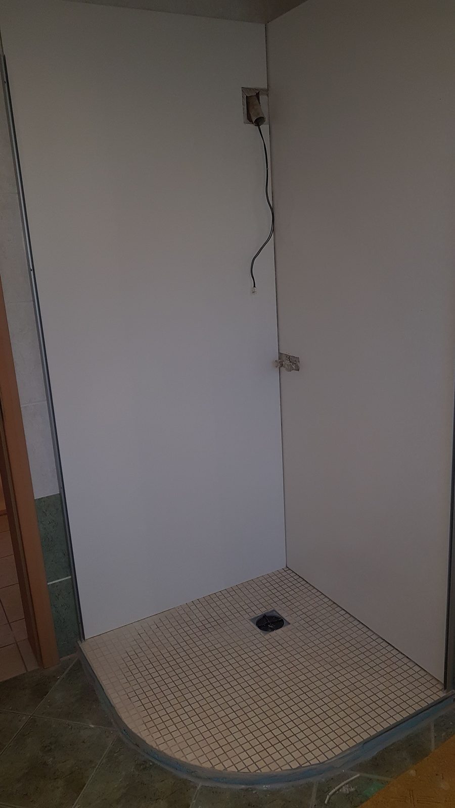 Dusche mit fertig gesetzten großformatigen Wandplatten