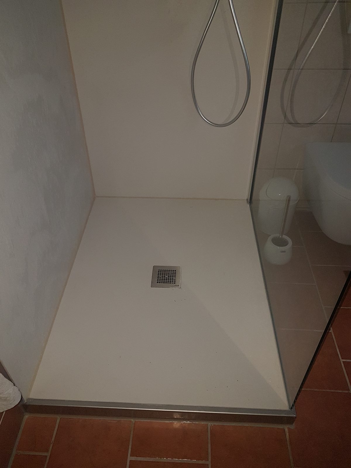 Sanierte Dusche mit bodengleichem Wedi-Element und neuer Verfliesung