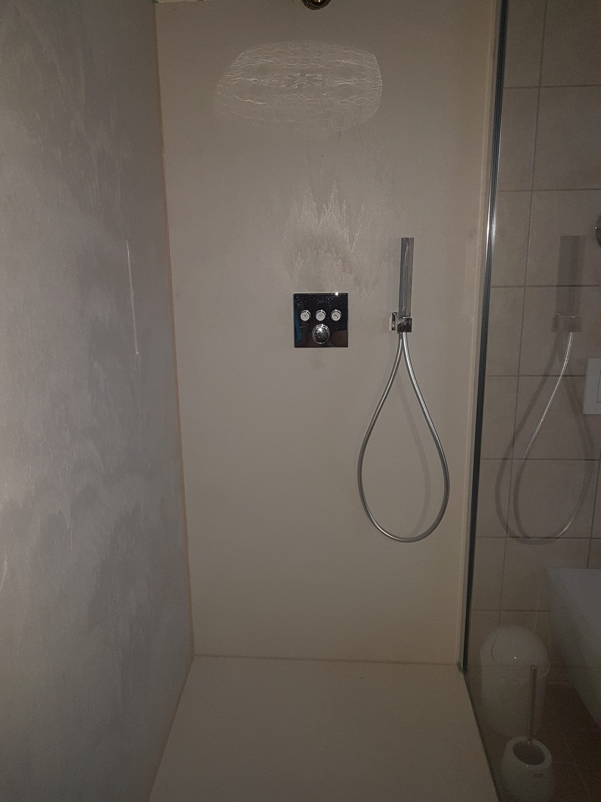 Duschbereich mit Wedi-Element, Wand und Boden fertig gefliest