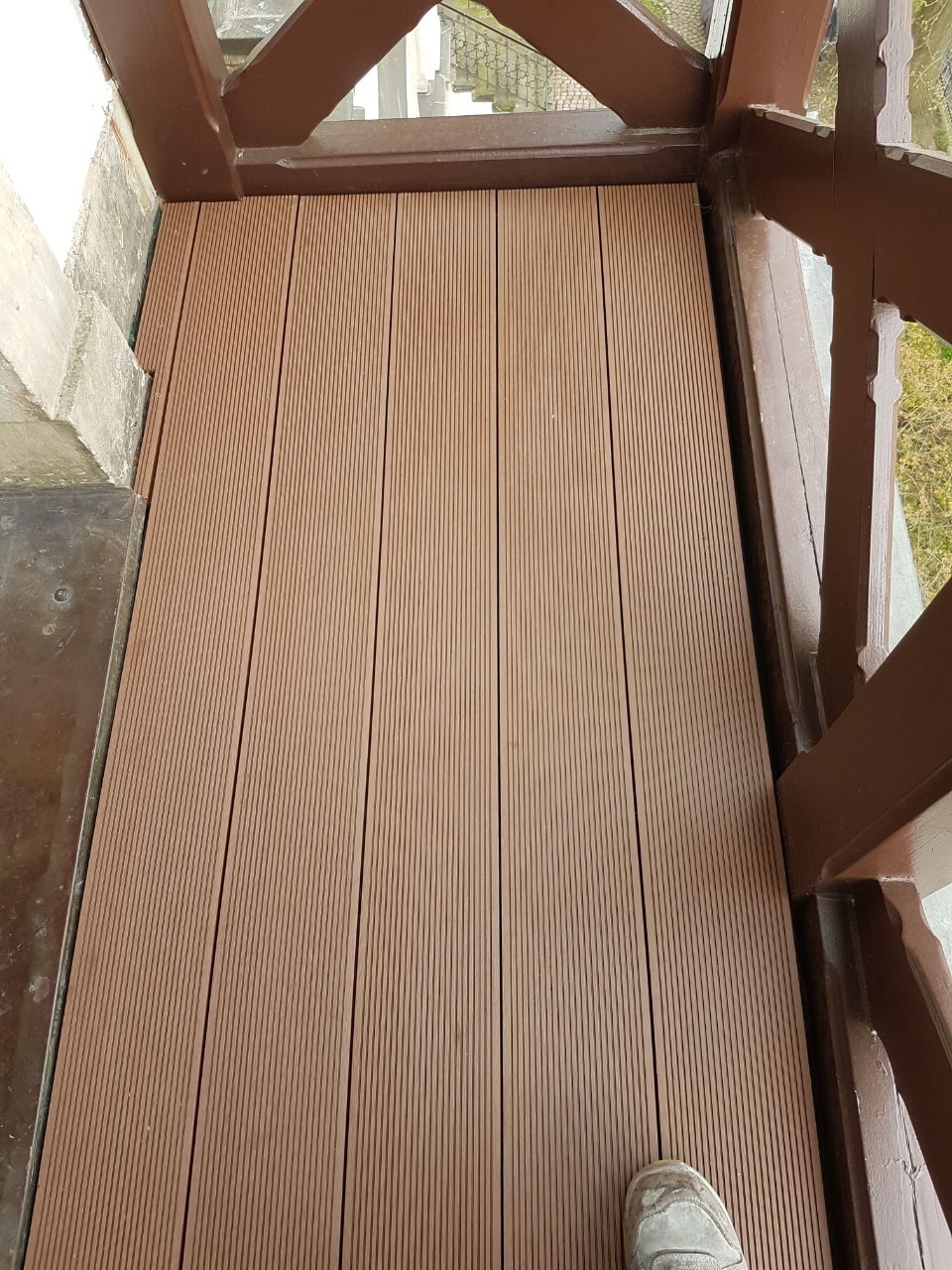 Frisch verlegte Terrassendielen zwischen Holzstützen