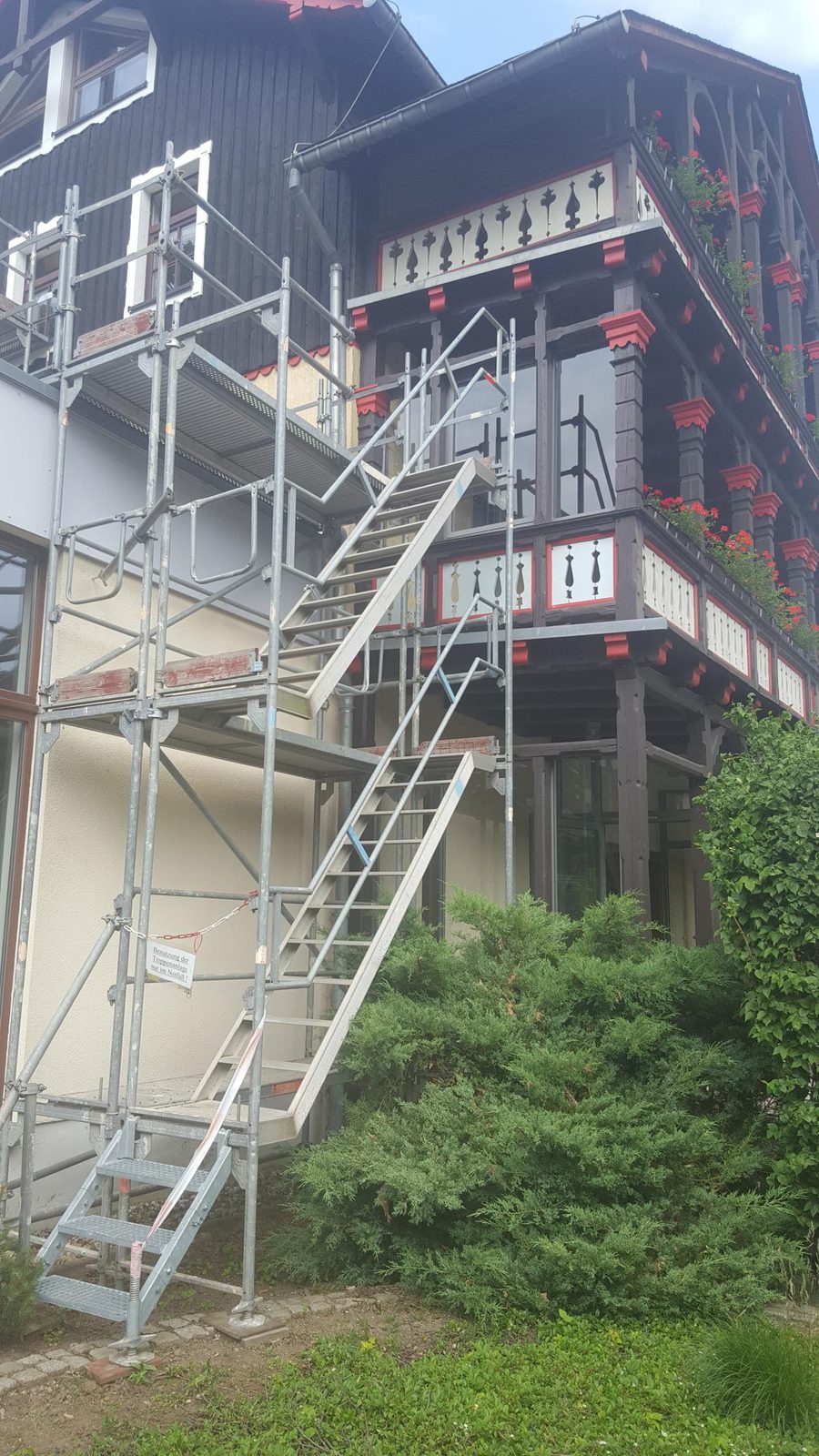 Außenliegende Stahltreppe als zweiter Rettungsweg am Winfriedhaus Schmiedeberg