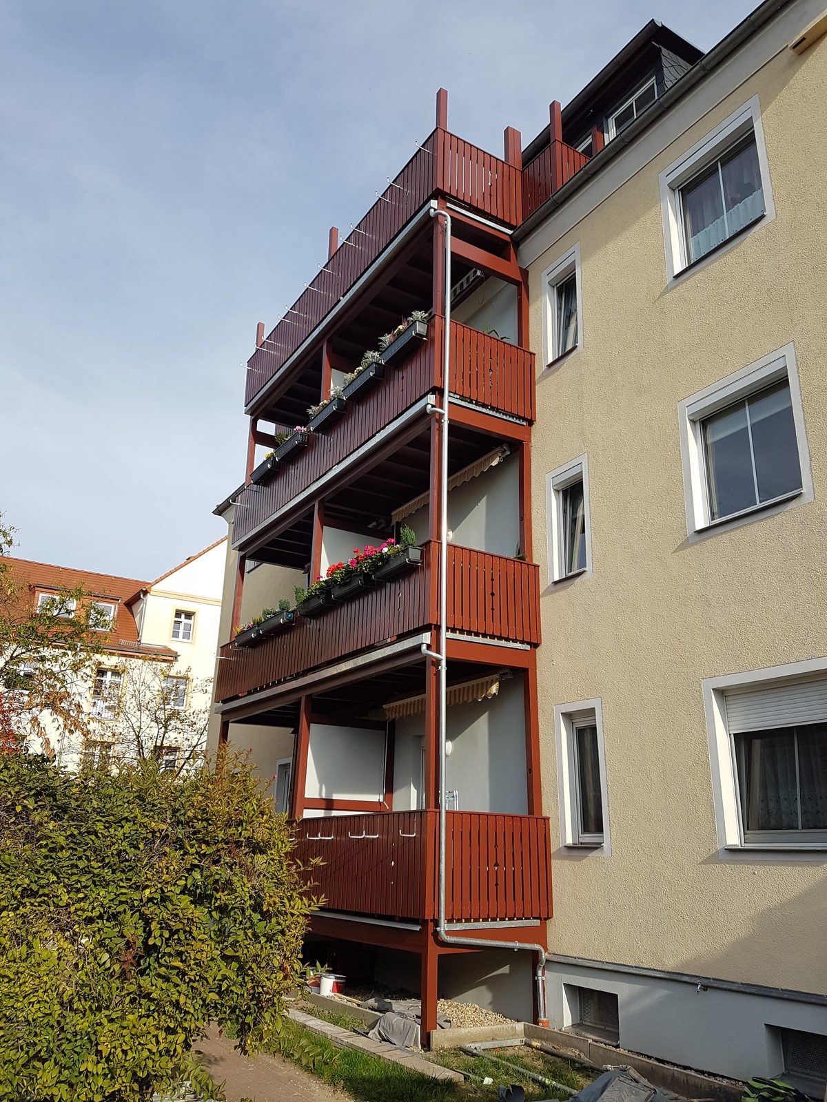 Neue Balkonanlage aus Holz an einem Wohnhaus, Kadenstraße 30